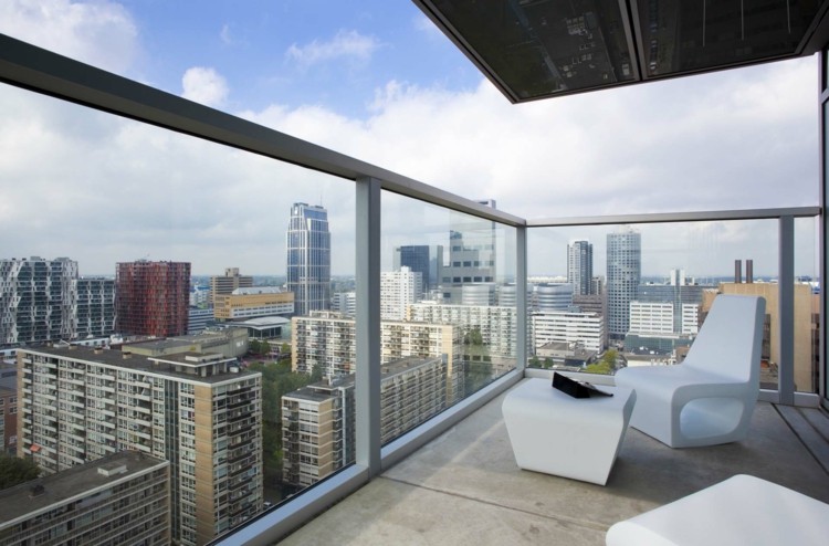 balkonmöbel ideen 2015 modern-design-weiss-futuristisch-glasgelaender