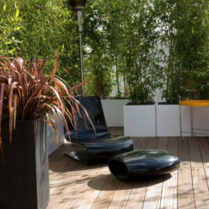 bambus im garten balkon design weisse blumenkaesten lounge stein