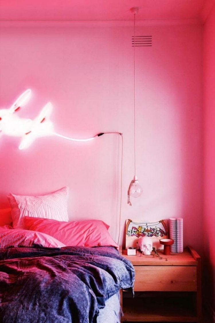 basteln-fruhling-dekoration-neonfarben-pink-schlafzimmer-lampe-bett-nachttisch