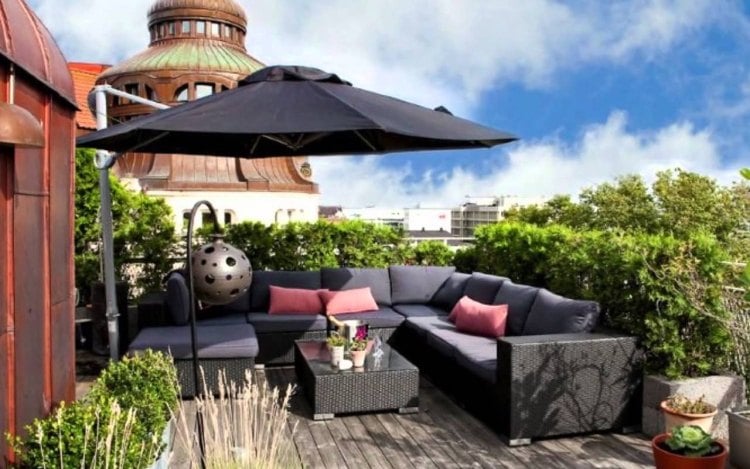 Dachterrasse gestalten -sichtschutz-pflanzen-rattan-lounge-moebel-ampelsonnenschirm