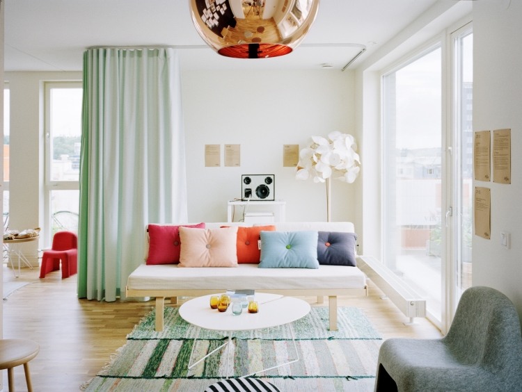 dekorationsideen-wohnzimmer-farbakzente-kissen-sofa