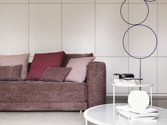 designer einrichtung von flou sofa wohnzimmer rotbraun weißer couchtisch modern