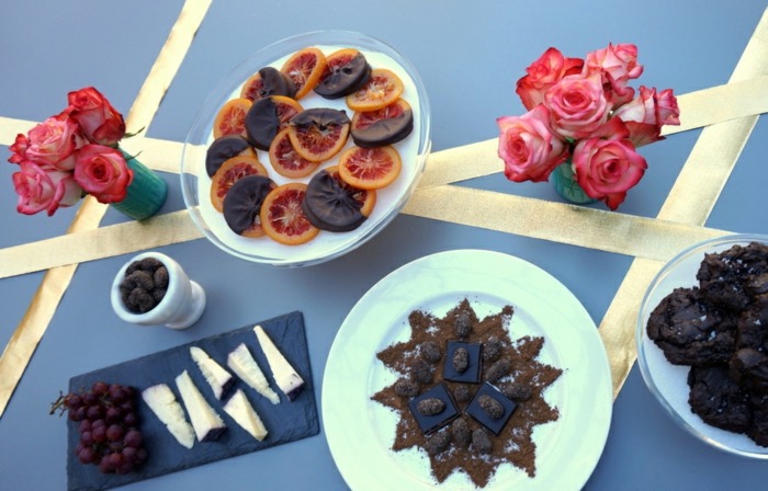 dessert tisch zum valentinstag teller schokolade kekse rosen