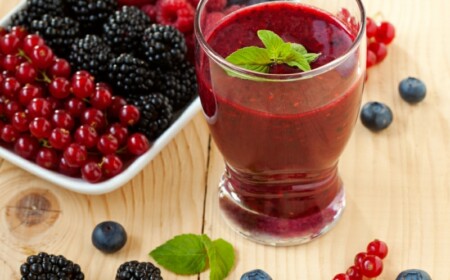 detox diät blaubeeren johannisbeeren brombeeren himbeeren smoothie