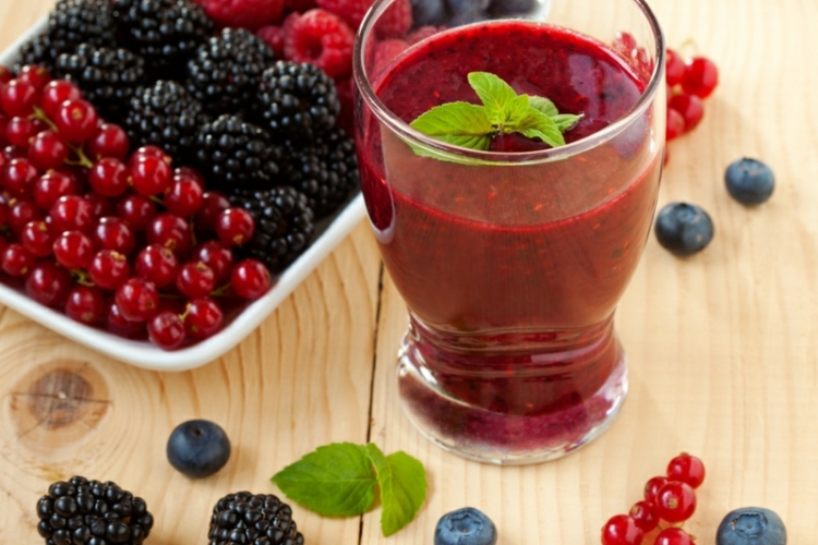 detox diät blaubeeren johannisbeeren brombeeren himbeeren smoothie