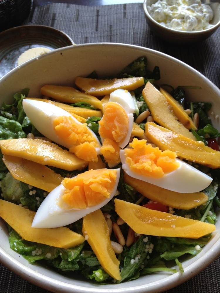 Detox-Rezepte salat-mango-spinat-eier