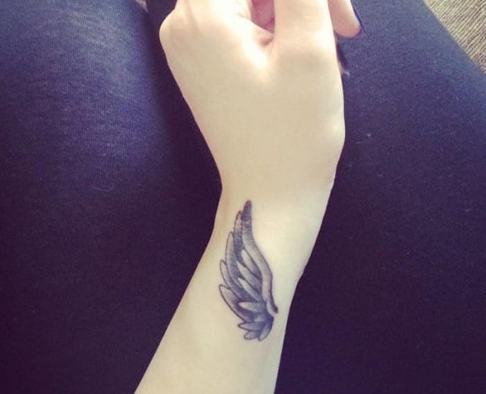 dezent-Tattoo-auf-Unterarm-Handgelenk-Flügel