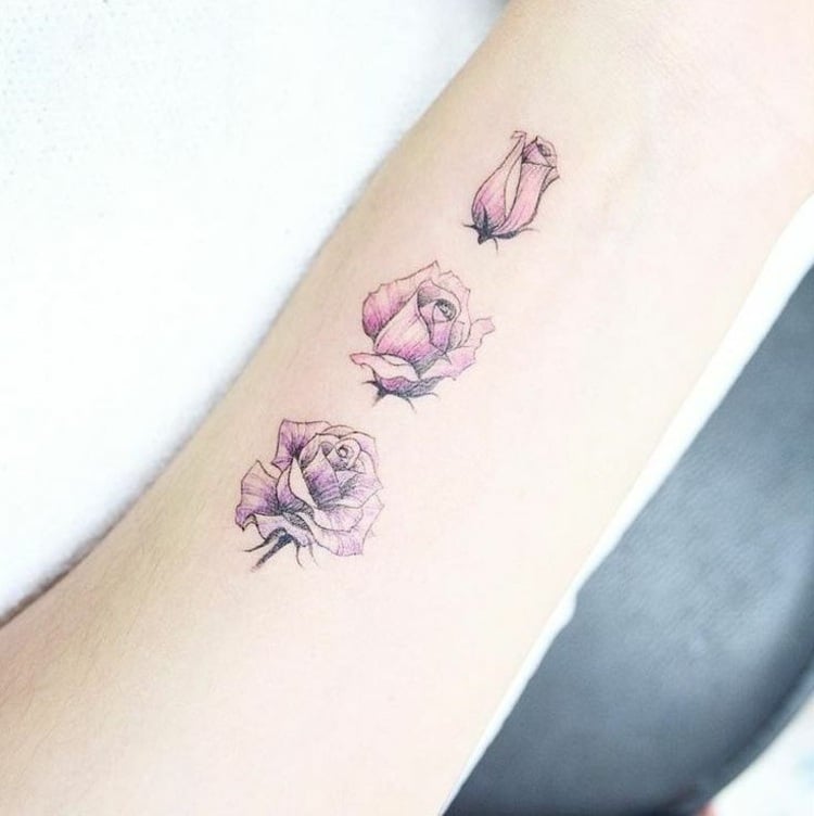 dezente-tattoo-ideen-frauen-aufblühende-rose-armtattoo-rosa-drei-bilder