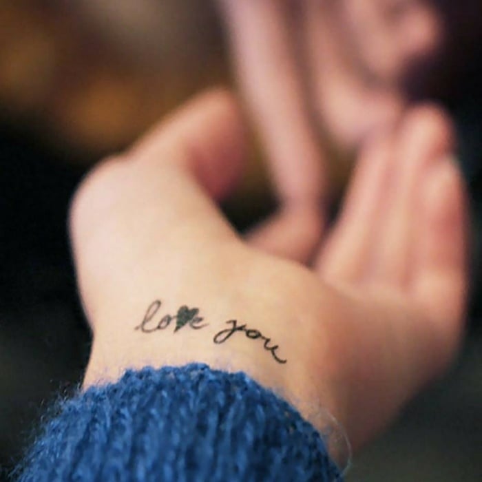 dezente-tattoo-ideen-frauen-love-you-aufschrift-handgelenk
