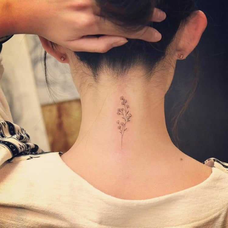 dezente-tattoo-ideen-frauen-nacken-zart-blume-feminin