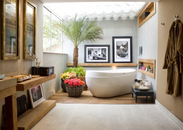 einrichtungsideen-2015-trends-badezimmer-palmen-blumen-freistehende-badewanne