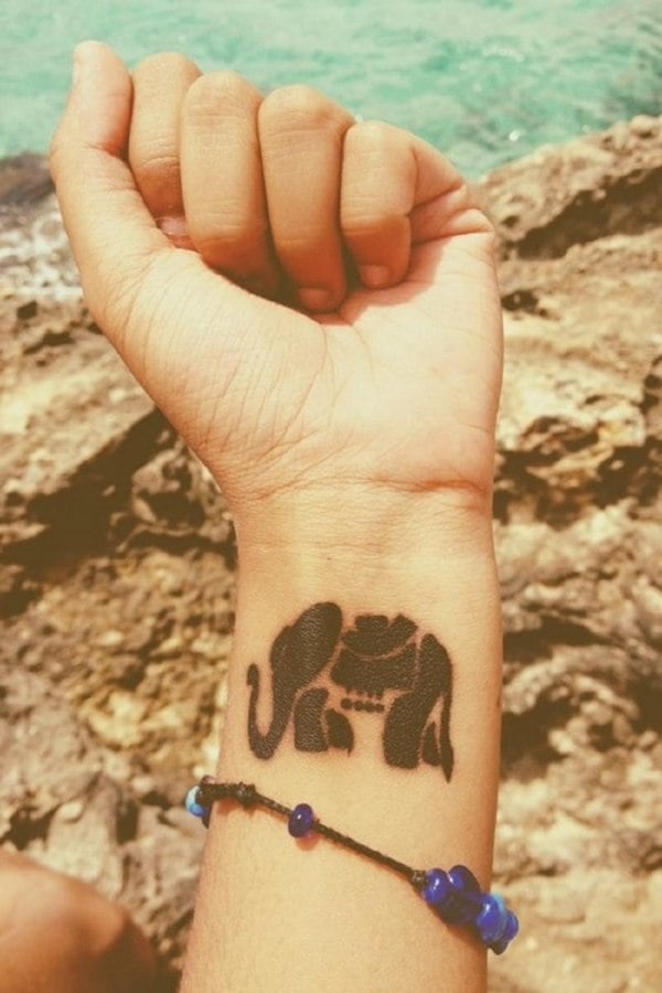 elefant-tattoo-silhouette-stilisiert-handgelenk