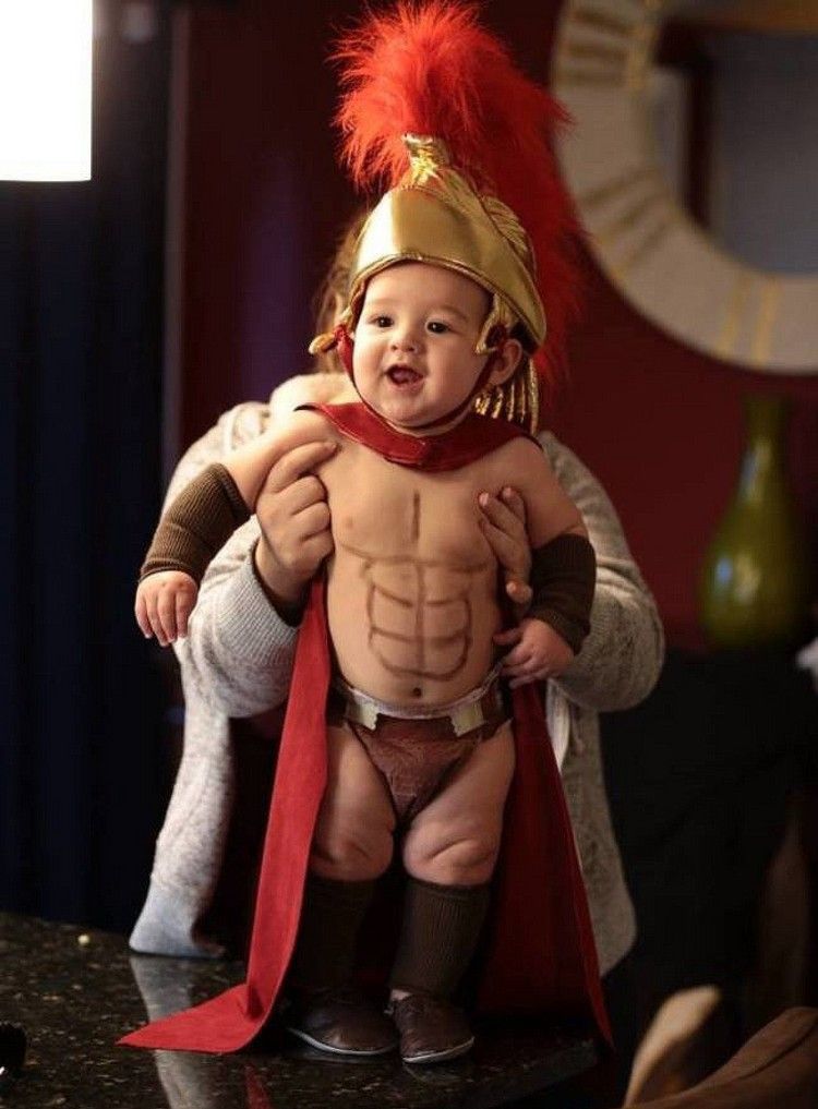 fasching-kostüm-ideen-babys-gladiator-kostüm-witzig
