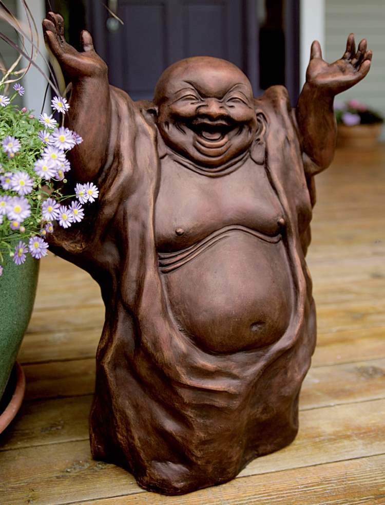 feng-shui-garten-gestalten-deko-holz-figur-lachender-buddha