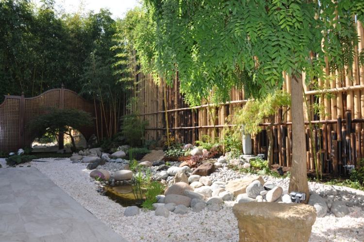 Feng Shui Garten gestalten sichschutzzaun-bambusstangen-steine