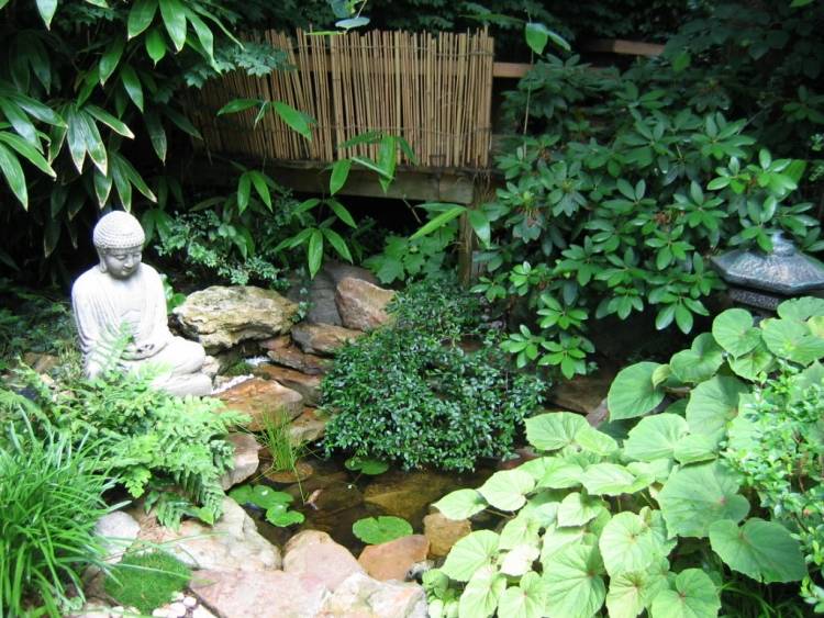 Feng Shui Garten gestalten teich-seerosen-steinfiguren