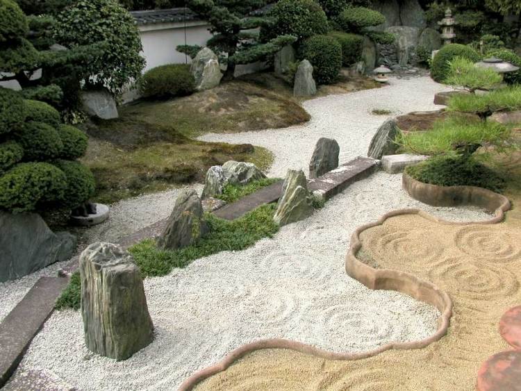 Feng Shui Garten gestalten weisser-beige-sand-kreismuster-formen
