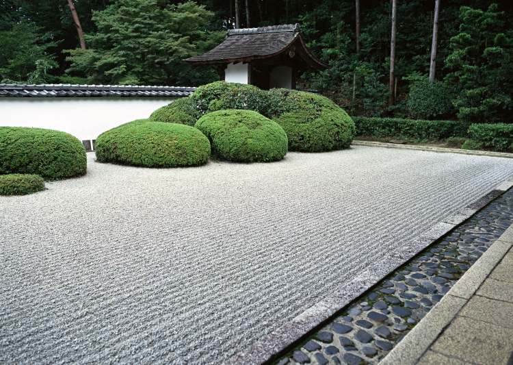 Feng Shui Garten gestalten zen-gefuehl-bodenbelag-streifenmuster-rechen-formen