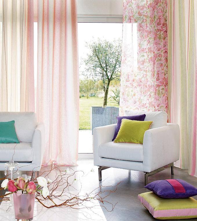 fruehling-wohnzimmer-intensive-farben-gardinen-kissen