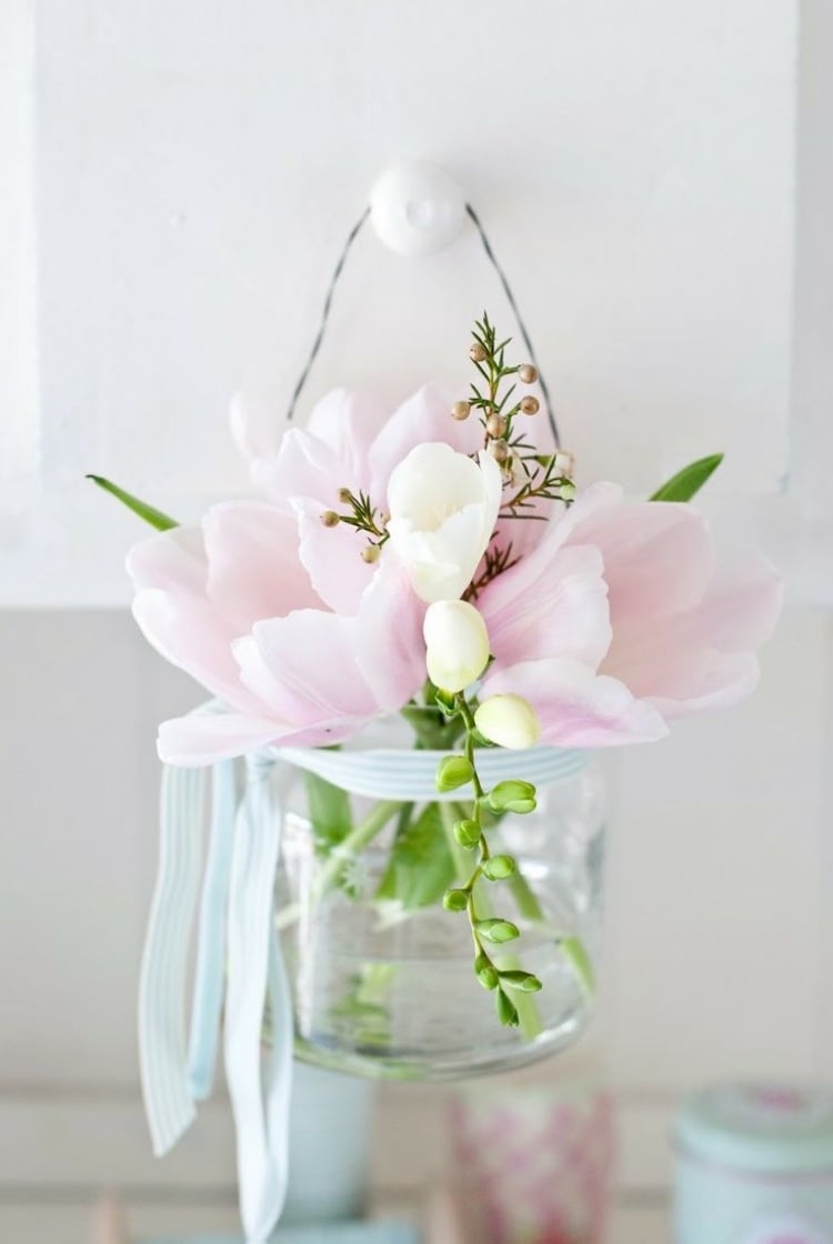 Frühlingsdeko im Fenster -kleines-glas-rosa-tulpen