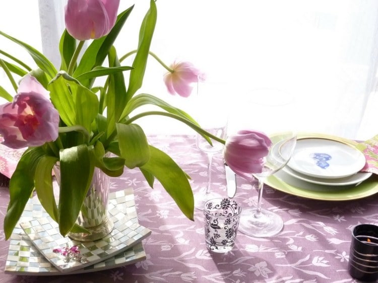 frühlingsdeko ideen tischdecke-rosa-tulpen-strauss-tischdeko
