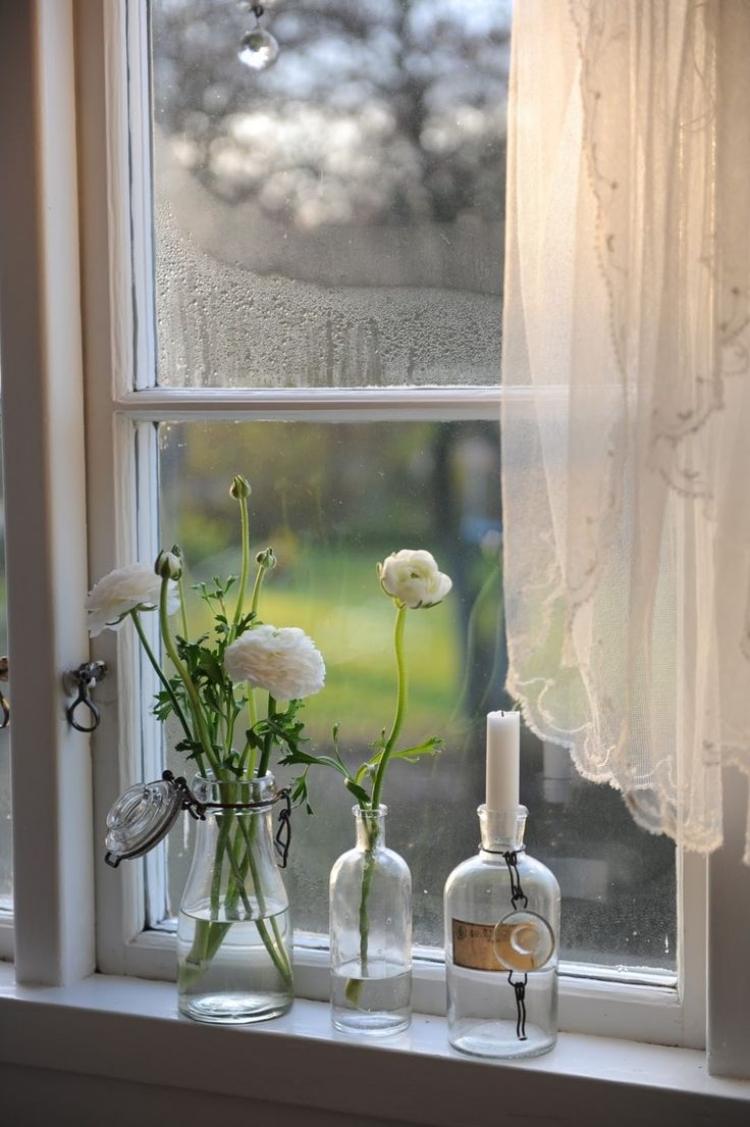 Frühlingsdeko im Fenster ideen-weisse-ranunkeln-einmachglas