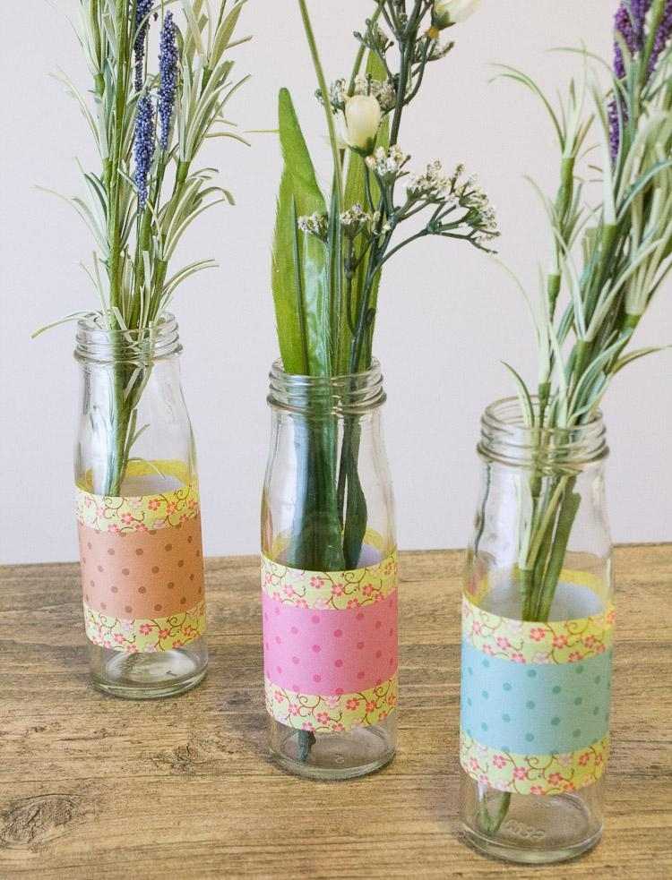 fruhlingsdeko-glas-ideen-blumen-glasflaschen-vase-buntpapier-dekorieren