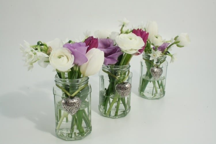 fruhlingsdeko-glas-ideen-einweckglas-ranunkeln-tulpen-herz-anhanger