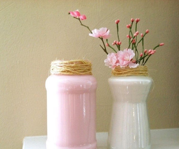 fruhlingsdeko-glas-ideen-glaser-weisse-rosa-farbe-dekorieren-juteband