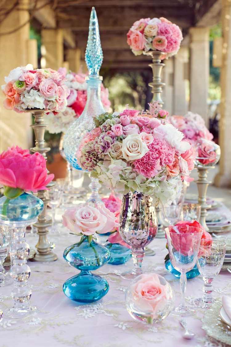 fruhlingsdeko-glas-ideen-rosa-rosen-hortensien-blaues-glas