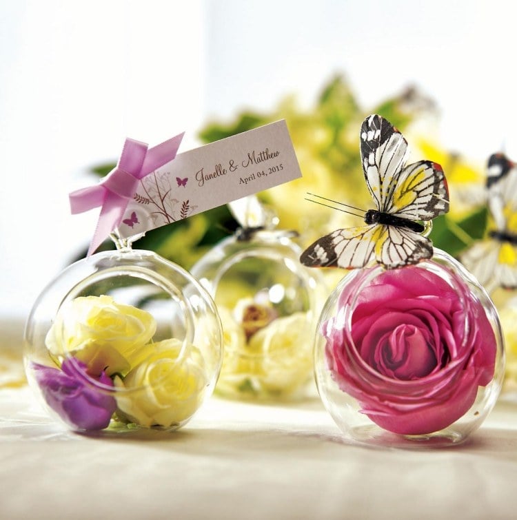 Frühlingsdeko im Glas -ideen-rosenblueten-glaskugeln-schmetterlinge