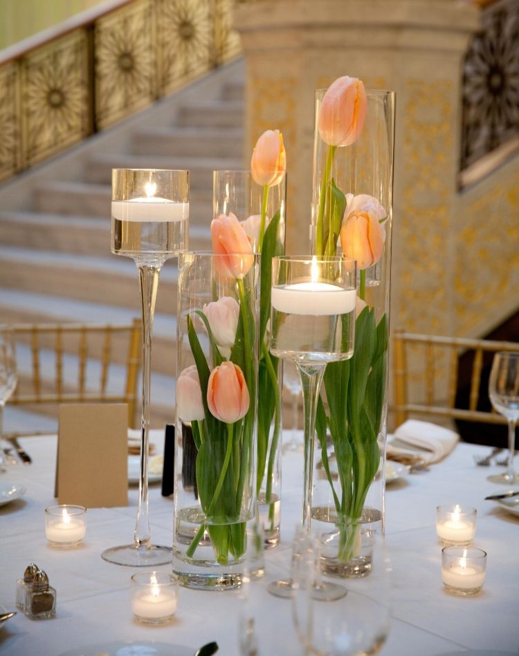 Frühlingsdeko im Glas ideen-tischdeko-pfirsichfarbene-tulpen-hohe-vasen