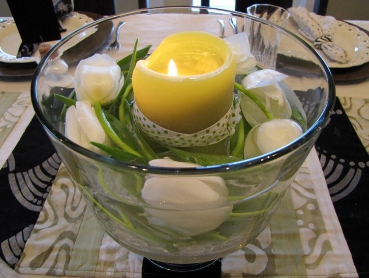 Frühlingsdeko im Glas ideen-tischdeko-schuessel-gelbe-stumpenkerze-weisse-tulpen