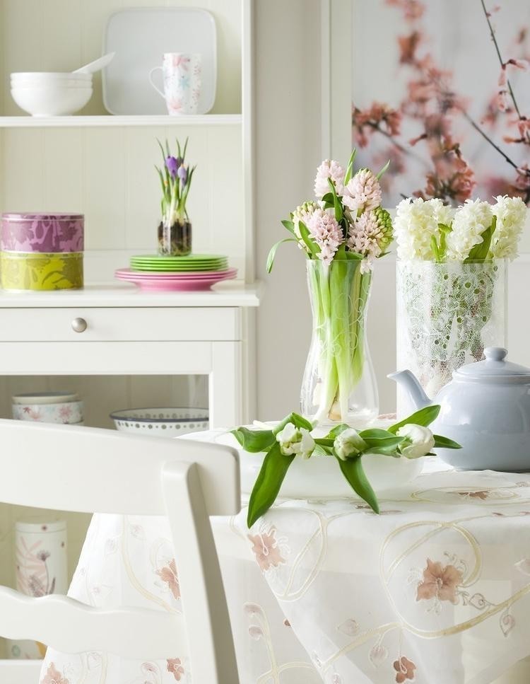Frühlingsdeko Ideen 2015-esszimmer-hyazinthen-tulpen-pastellfarben