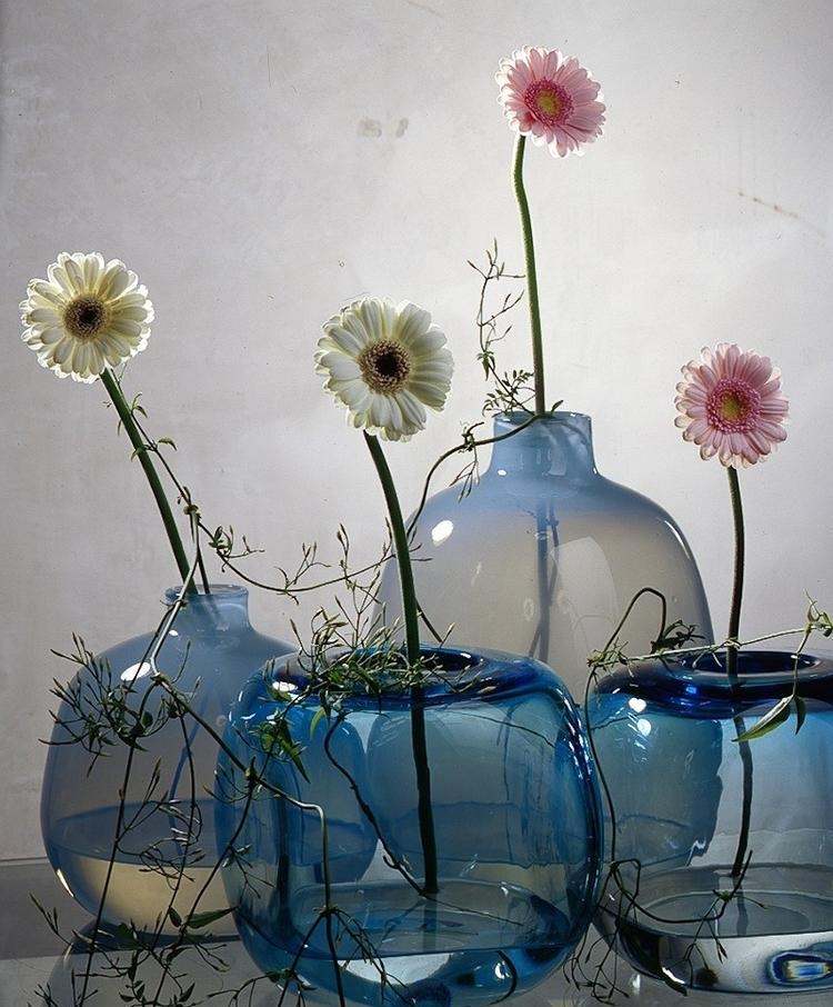 fruhlingsdeko-ideen-2015-minimalistisch-blaue-glas-vasen-stiel-blumen