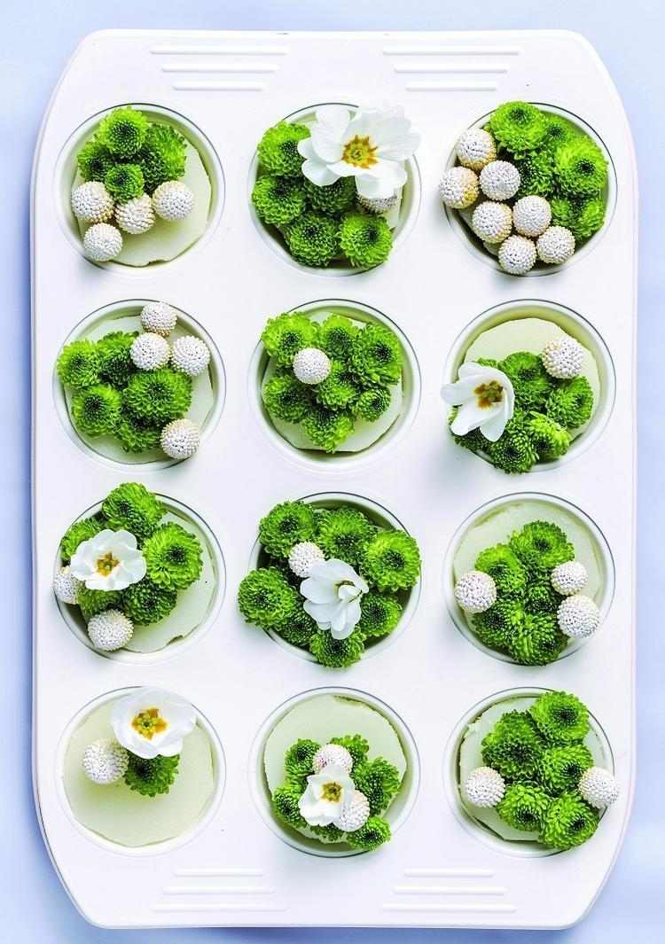 fruhlingsdeko-ideen-2015-muffinform-gruene-chrysanthemen-apfel-gesteckt