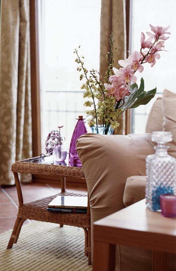 Frühlingsdeko Ideen -2015-wohnzimmer-beistelltisch-bluetenzweige
