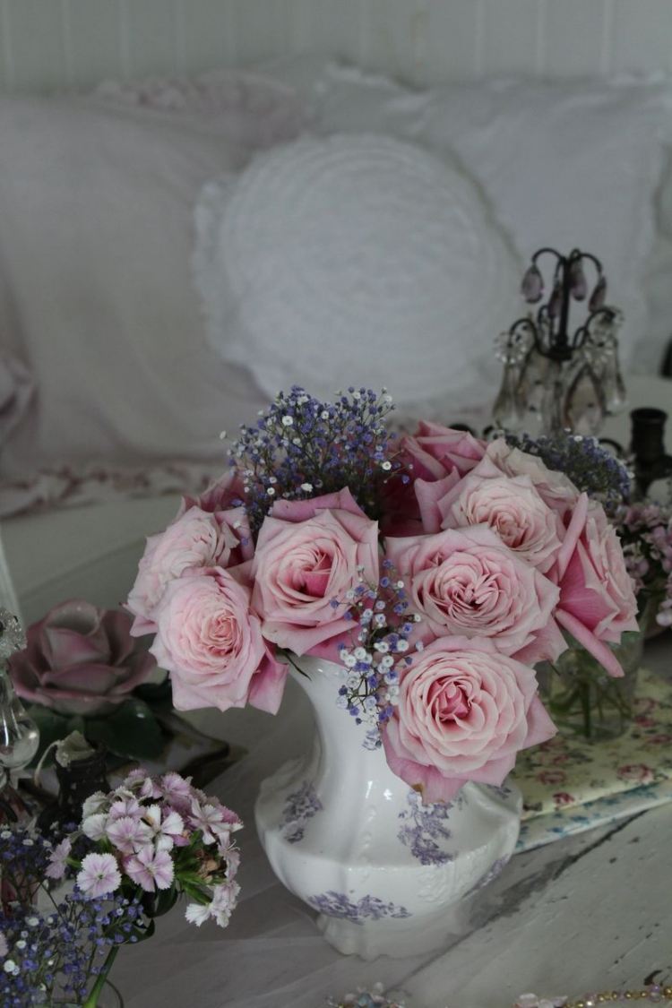 fruhlingsdeko-ideen-shabby-look-keramik-vase-rosa-rosen