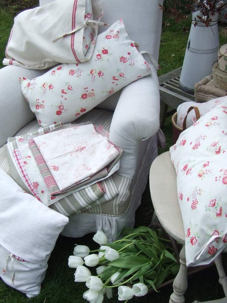 Ideen für Frühlingsdeko shabby-stoffe-florale-motive-kissen-tischdecken