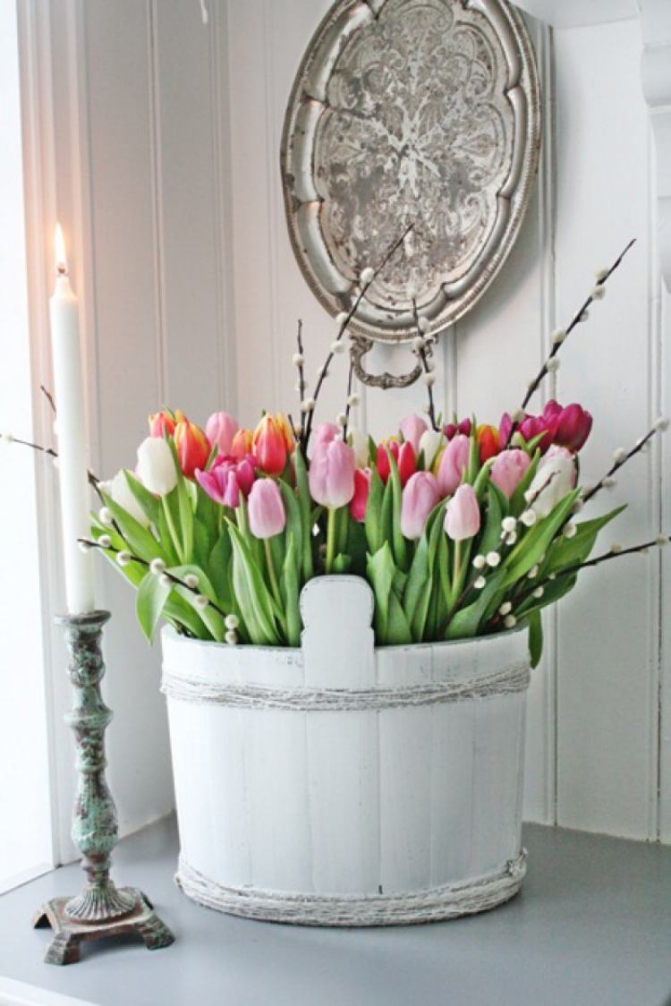 Frühlingsdeko am Fenster holzkorb-tulpen-skandinavisch
