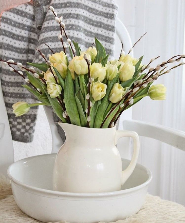 Frühlingsdeko mit Weidenkätzchen -kanne-gelbe-tulpen