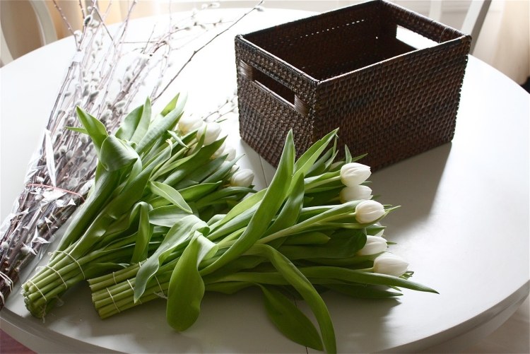 Frühlingsdeko mit Weidenkätzchen -selber-machen-weisse-tulpen