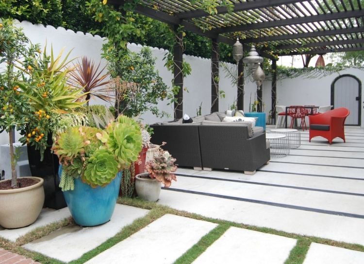 garten-terrasse-anlegen-boden-betonplatten-pergola-kletterpflanzen