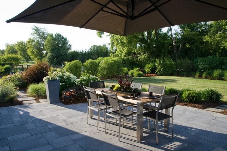 Garten Terrasse pflastern-muster-terrassenplatten-kreieren-essbereich