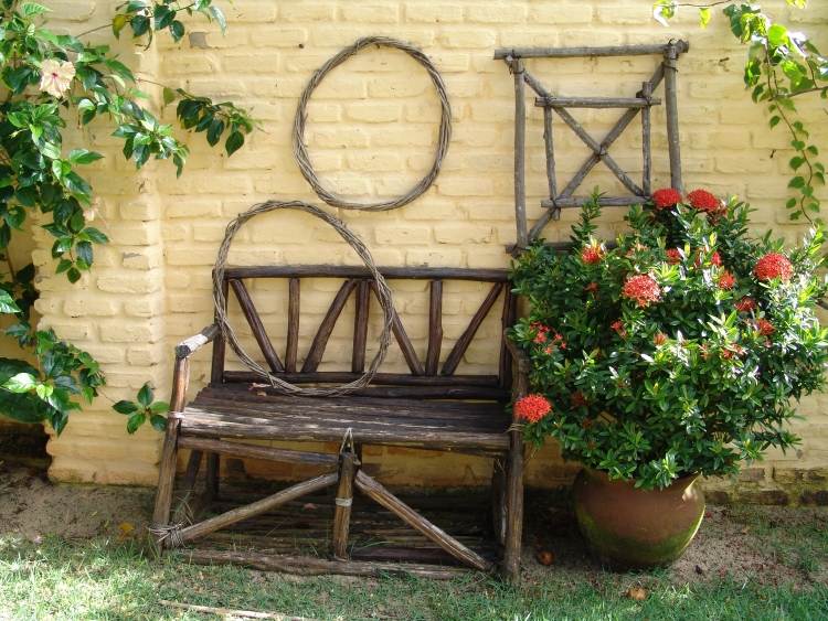 Gartengestaltung mit Holz sitzbank-weidenkranze-backsteinmauer