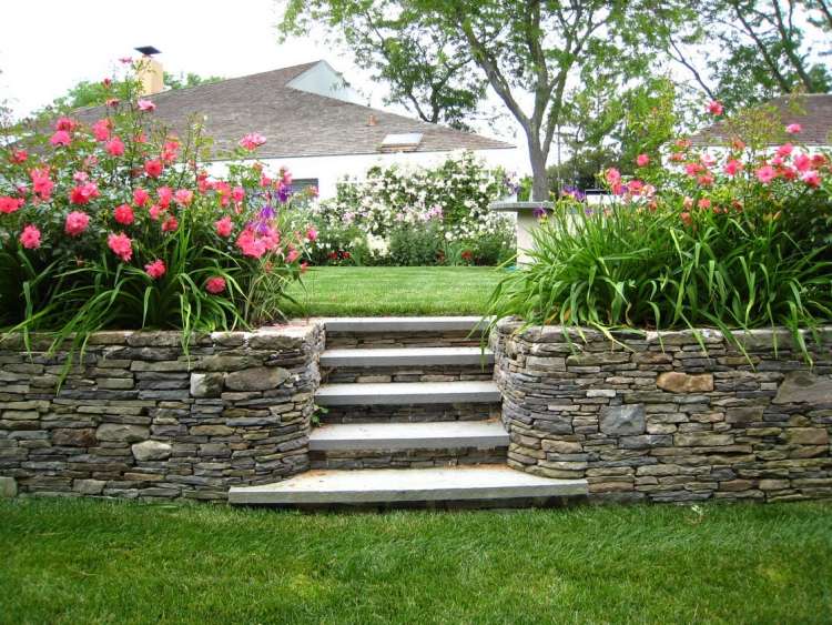 Gartengestaltung mit Steinen -natursteinplatten-stuetzmauer