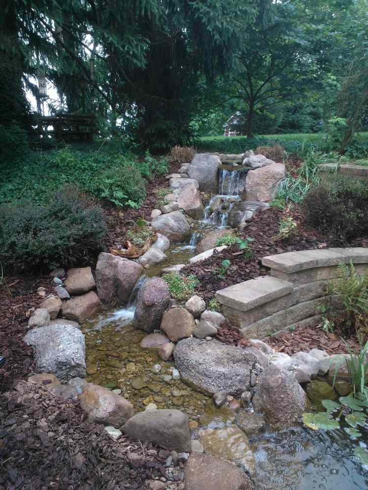 Gartengestaltung mit Steinen -landhausgarten-wasser-brunnen-bach