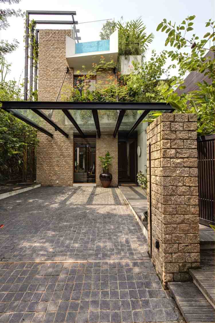Gartengestaltung mit Steinen -pflaster-naturstein-hintergarten-ueberdachung-moderne-architektur