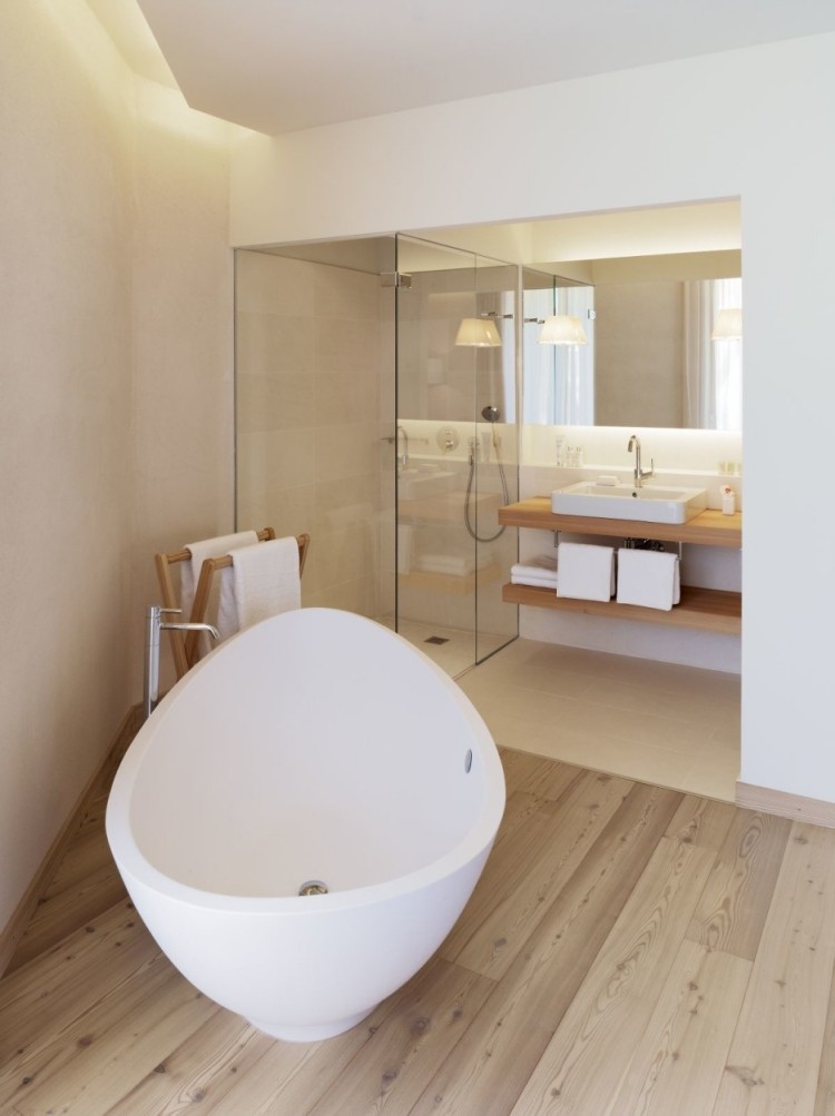 glas-duschkabinen-walk-in-glasduschen-holz-fliesen-freistehende-badewanne