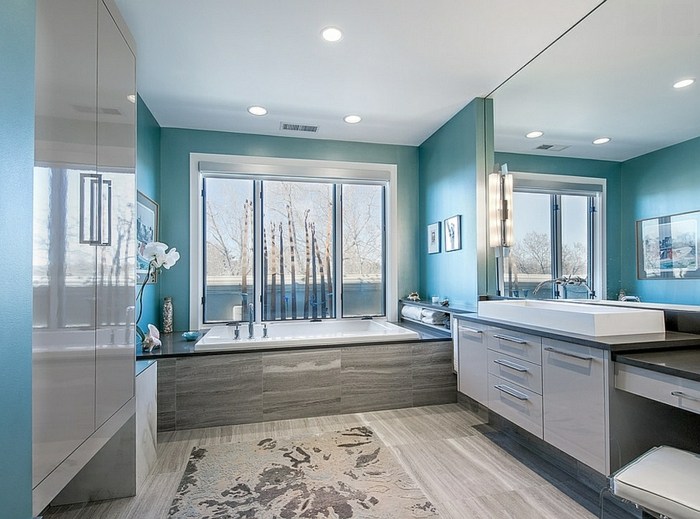 grau türkis design großer spiegel badewanne teppich hochglanz